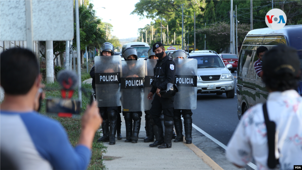 Los agentes irrumpieron la tarde del miércoles en la casa de Cristiana Chamorro, hija de la expresidenta nicaragüense Violeta Barrios de Chamorro. 