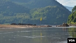 រូបឯកសារ​៖ ទង់ពណ៌​លឿងមួយ​ត្រូវ​បាន​ដោត​នៅ​ក្នុង​ទន្លេ​មេគង្គ ដើម្បី​ជា​សញ្ញា​បង្ហាញ​ពី​ទីតាំង​សម្រាប់​សាងសង់​ទំនប់​ Luang Prabang នៅ​ក្បែរ​​ភូមិ Houaygno ប្រទេស​ឡាវ ថ្ងៃទី៤ ខែវិច្ឆិកា ឆ្នាំ២០១៩។ 