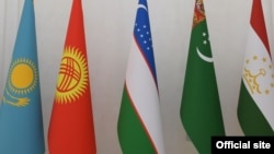 Besh davlatdan tashkil topgan Markaziy Osiyo mintaqaviy miqyosda hamkorlikni belgilovchi biror tashkilotga ega emas, ammo qudratli davlatlar ishtirokidagi turli yirik tuzilmalar, ittifoqlarga a’zo.