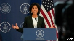 အမေရိကန် ကုန်သွယ်ရေးဝန်ကြီး Gina Raimondo ရှန်းဟိုင်းမြို့မှာ သတင်းစာရှင်းလင်းပွဲ။ (သြဂုတ်လ ၃၀၊ ၂၀၂၃)