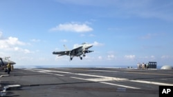 一架FA-18喷气式战斗机在南中国海的USS John C. Stennis航空母舰上起飞（2016年4月15日）