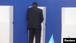 ស្ត្រី​ម្នាក់​ដើរ​ជាមួយ​កូនៗ​ក្នុង​ពេល​ធ្វើបាតុកម្ម​ប្រឆាំង​នឹង​រដ្ឋាភិបាល​ នៅ​ទីក្រុង​បូហ្គោតា ប្រទេស​កូឡុំប៊ី។