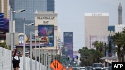 Las olas de calor causan una distorsión en el horizonte tras un sendero para peatones en Las Vegas, Nevada el 30 de julio de 2023.