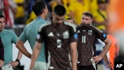 Santiago Giménez, de la selección de México, reacciona al final del partido de fútbol del Grupo B de la Copa América contra Ecuador en Glendale, Arizona, el domingo 30 de junio de 2024.