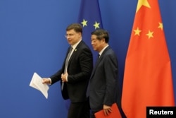 歐盟委員會執行副主席兼貿易專員瓦爾迪斯·東布羅夫斯基斯（Valdis Dombrovskis）在訪問北京期間與中國副總理何立峰出席聯合記者會。 （2023年9月25日）