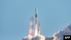 Fotografia e shpëndarë nga Agjencia  Japoneze e Eksplorimit të Hapësirës Ajror tregon lëshimin e raketës HII-A nga Qendra Hapësinore Tanegashima në Japoninë jugperëndimore. 7 shtator, 2023.
