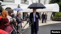 Donald Trump akiongea na waandishi wa habari wakati kabla ya kuondoka kuelekea Norfolk, Virginia, Machi 28, 2020. REUTERS/Joshua Roberts.