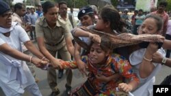 پلیس هند فعالانی را که در کلکته علیه تجاوز گردهمایی کرده اند بازداشت می کند.