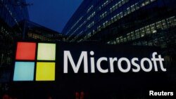 法國巴黎伊西萊穆利諾的微軟辦公室外的標誌。 （路透社）