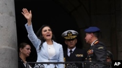 ARCHIVO - La vicepresidenta de Ecuador, Verónica Abad, saluda a la multitud después de la ceremonia de cambio de guardia en el palacio de gobierno de Carondelet en Quito, Ecuador, el 28 de noviembre de 2023. 