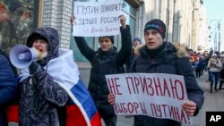 Učesnici demonstracija u Vladivostoku nose plakate na kojima piše "Ne priznajem Putinove izbore" i "Putin satire budućnost Rusije", Rusija 28. januar 2018.