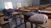 Une salle de classe vide avec des cartables appartenant aux élèves de l'école où des hommes armés ont enlevé des étudiants, à Kankara, dans le nord-ouest de l'État de Katsina, au Nigéria, le 15 décembre 2020.