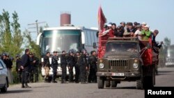 Joriy yil Qirg'iziston janubi-sharqidagi Qumtor oltin koni ustida tortishuvlar bilan ham esda qoldi. Mahalliy aholi konga ishlov berayotgan Kanada sarmoyadoriga qarshi isyon ko'tarishi oqibatida hukumat favqulodda holat e'lon qilgan.