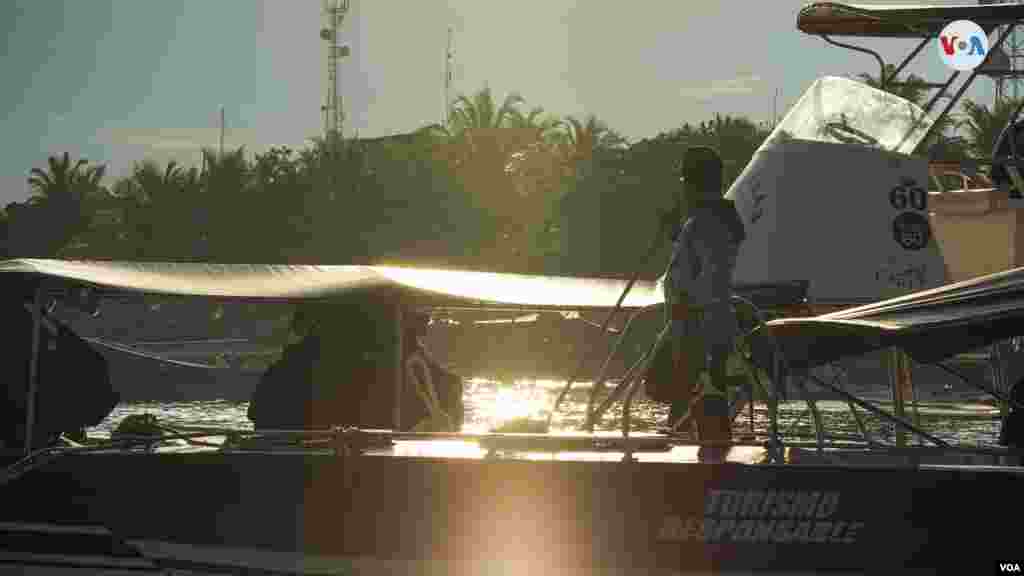 Tras un día de arduo trabajo en el Puerto de Necoclí, las embarcaciones reposan en las costas de este municipio colombiano por el que pasan de 800 a 1,000 migrantes por día a través del Golfo de Urabá para llegar andando a la frontera con Panamá.