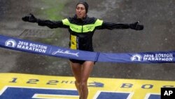 Desirée Linden, gagnante de la 122e édition du marathon de Boston, le 16 avril 2018.