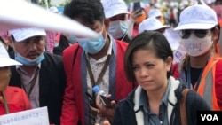 រូបឯកសារ៖ កញ្ញា​ ឈឹម ស៊ីថរ​ ប្រធាន​សហជីព​ទ្រទ្រង់​សិទ្ធិ​ការងារ​បុគ្គលិក​កម្មករ​ខ្មែរ​នៃ​ក្រុមហ៊ុន​ណាហ្គាវើលដ៍​ចូល​រួម​កូដកម្ម​នៅ​មុខ​កាស៊ីណូ​ ដែល​ធ្វើ​ប្រតិបត្តិការ​ដោយ​ក្រុមហ៊ុន​ណាហ្គាវើលដ៍​ ទី​ក្រុង​ភ្នំពេញ​ កាល​ពី​ថ្ងៃទី​ ២៤​ ខែធ្នូ ឆ្នាំ​២០២១។ ​​(ហ៊ុល រស្មី/វីអូអេ)