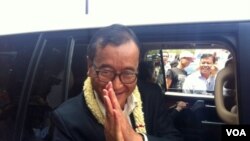 លោកសម រង្ស៊ី ប្រធាន​គណបក្ស​សង្គ្រោះ​ជាតិ​ចេញ​ពី​រថយន្ត​ជួប​​អ្នក​ទទួល​​ស្វាគមន៍​​លោក​​