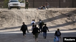 Unos 400 migrantes centroamericanos cruzaron la frontera hacia México el martes. 