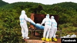 រូប​ឯកសារ៖ ភ្នាក់ងារសុខាភិបាលចាត់ចែងបូជាសាកសពអ្នកជំងឺកូវីដ១៩ម្នាក់នៅស្រុកកំពង់ត្រាច ខេត្តកំពត កាល​ពី​ខែមិថុនា ឆ្នាំ២០២១។ (រូបថត៖ ហ្វេសប៊ុក​ស្នងការដ្ឋាននគរបាលខេត្តកំពត) 