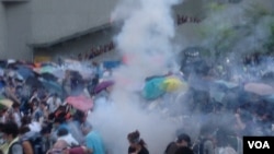 香港警方9月28日向金鐘示威者發射催淚彈（美國之音圖片/海彥拍攝）