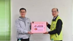 台灣行政院長卓榮泰（左）在春節前夕到高雄一家電廠慰問視察。 （2025年1月27日）