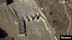 រូបភាព​ថត​ពី​លើ​អាកាស បង្ហាញ​ពី​ការជន់លិច​តំបន់​ជ្រលងភ្នំ​មួយ​ដែល​បាន​បំផ្លាញ​ទំនប់​វារីអគ្គិសនី​និង​ស្ពាន​នៅ​តំបន់ Tapovan​ នៅ​ភាគ​ខាងជើង​រដ្ឋ Uttarakhand នៃ​ប្រទេស​ឥណ្ឌា កាលពី​ថ្ងៃទី១២ ខែកុម្ភៈ ឆ្នាំ២០២១។