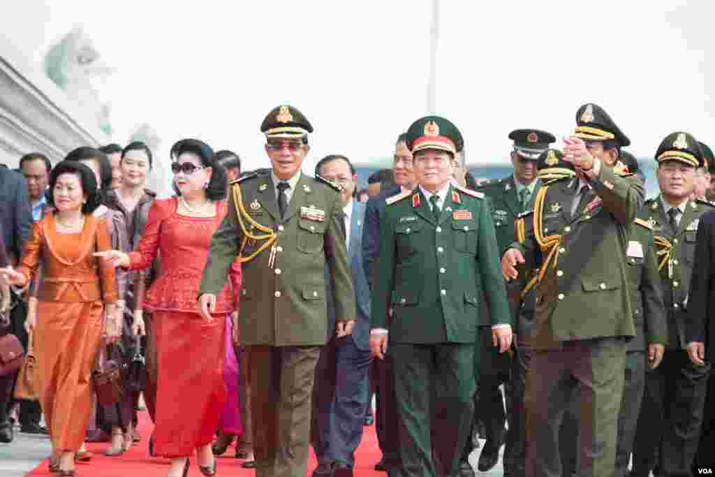 នាយករដ្ឋ​មន្រ្តី​កម្ពុជា ហ៊ុន សែន និង​ភរិយា ដើរ​ជាមួយ​នឹង​រដ្ឋ​មន្រ្តី​ការពារ​ជាតិ​វៀតណាម លោក Ngo Xuanlich(កណ្តាល)​ និង​រដ្ឋមន្រ្តី​ការពារ​ជាតិ​កម្ពុជា​លោក ទៀ បាញ់ បន្ទាប់​ពី​កាត់ខ្សែបូរ​រួច​ក្នុង​ទិវា​នយោបាយ​ឈ្នះៗ​និង​សម្ពោធ​វិមាន​ឈ្នះ ឈ្នះ​កាលពី​ព្រឹកថ