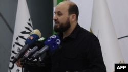 Mohamed Bašir drži konferenciju za novinare u Idlibu, u pobunjeničkom delu Sirije 28. novembra 2024. (Foto: AFP/Omar Haj Kadour)