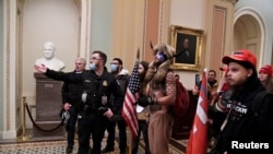 La afiliación de los manifestantes pudo entreverse por sus vestimentas, señales, banderas y otros detalles. 