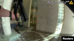 Snimak napada u banci u Luivilu, u Kentakiju (Foto: Louisville Metro Police Department/Handout via REUTERS)