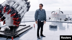 Indonesian President Joko Widodo onboard the Indonesian Navy ship KRI Imam Bonjol during a visit to the waters of Natuna Islands, Riau Islands, Indonesia, 23 June 2016. (EPA/AGUS SUPARTO / PRESIDENTIAL PALACE / HANDOUT)