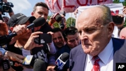 Rudy Giuliani habla afuera de la prisión del condado de Fulton, el 23 de agosto de 2023, en Atlanta. 