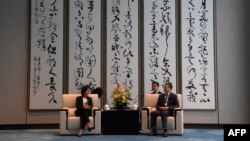 2023 年 8 月 30 日，美国商务部长吉娜·雷蒙多（左）在上海会见上海市委书记陈吉宁。