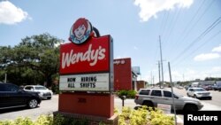 Un letrero en un restaurante de hamburguesas Wendy's en Tampa, Florida, anuncia que están contratando empleados el 1 de junio de 2021.