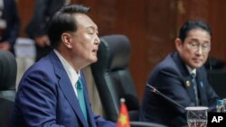 南韓總統尹錫悅(左)於2023年9月6日在印度尼西亞雅加達舉行的東盟+3峰會上發表講話，日本首相岸田文雄在場。(美聯社照片)