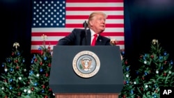 El presidente Donald Trump habla durante un mitin en el centro de convenciones de St. Charles, Missouri, el miércoles 29 de noviembre.