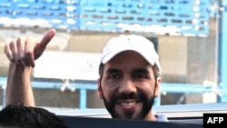 El presidente salvadoreño, Nayib Bukele, saluda a sus seguidores a su llegada a un colegio electoral para emitir su voto durante las elecciones presidenciales y legislativas en San Salvador el 4 de febrero de 2024. (Foto de YURI CORTEZ / AFP)