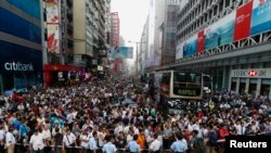 "Тітушки" взялись за мітингувальників у Гонконгу. ФОТО