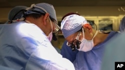 Imagen de archivo de un equipo de cirujanos trabajando en un hospital de Estados Unidos para ilustrar la problemática del cáncer colorrectal en el país.