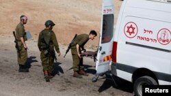 مغربی کنارے میں فوجی چوکی پر حملے میں زخمی ہونے والوں کو ایمبولینس میں سوار کرایا جا رہا ہے۔ 4 فروری 2025