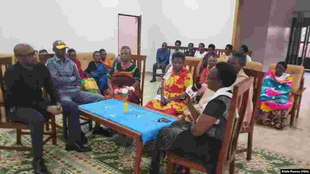 Bamwe mu babyeyi bagizwe incike na jenoside&nbsp;batuye mu nzu yabagenewe iri mu karere ka Bugesera mu ntara y'uburasirazuba bw'u Rwanda mu kiganiro n'umunyamakuru w'Ijwi ry'Amerika Eddie Rwema