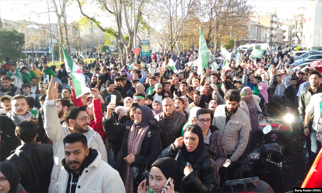 İstanbul&rsquo;un Fatih İlçesi&rsquo;nde Suriye Cumhurbaşkanı Beşar Esat'ın devrilmesini kutlayan Suriyeliler, VOA mikrofonlarına konuştu. &nbsp; &nbsp;