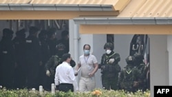 အိမ်နီးချင်း ထိုင်းနိုင်ငံ မဲဆောက်မြို့လေဆိပ်ကနေ စတင်ပြန်ပို့နေတဲ့ အွန်လိုင်းငွေလိမ်ဂိုဏ်းတွေမှာ လူကုန်ကူးခံရသူ တရုတ်နိုင်ငံသားများ (ဖေဖော်ဝါရီ ၂၀၊ ၂၀၂၅)