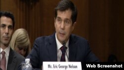 Eric Nelson daje izjavu pred senatskim Odborom za vanjske poslove