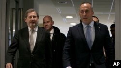 Evropski komesar za proširenje Johanes Han i premijer Kosova Ramuš Haradinaj tokom susreta u Prištini, 3. decembar 2018.