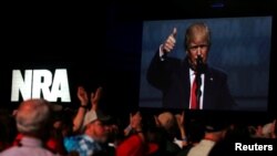 Дональд Трамп промовляє на форумі Національній стрілецькій асоціації в Атланті у штаті Джорджія