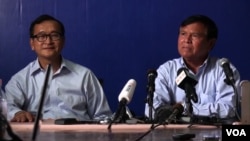 លោក កឹម សុខា និង​លោក សម រង្ស៊ី ថ្លែង​នៅ​ក្នុង​សន្និសីទ​កាសែត​មួយ នៅ​ក្រោយ​ការ​បោះឆ្នោត​ជាតិ​កាល​ពី​ចុង​ខែ​កក្កដា។