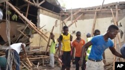 Des secouristes recherchent d'éventuels survivants après l'attaque à la raquette attribuée à Boko Haram samedi 30 mai 2015 à Maduguri, Nigeria.