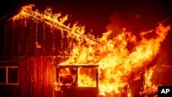 ကယ်လီဖိုးနီးယားမှာ တောမီးကတဆင့် ကူးစက်လောင်ကျွမ်းခံနေရတဲ့ နေအိမ်တလုံး။ (စက်တင်ဘာ ၉၊ ၂၀၂၀)