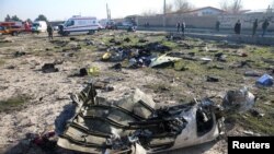 Restos del avión ucraniano que se estrelló dos minutos después de despegar de Teherán.